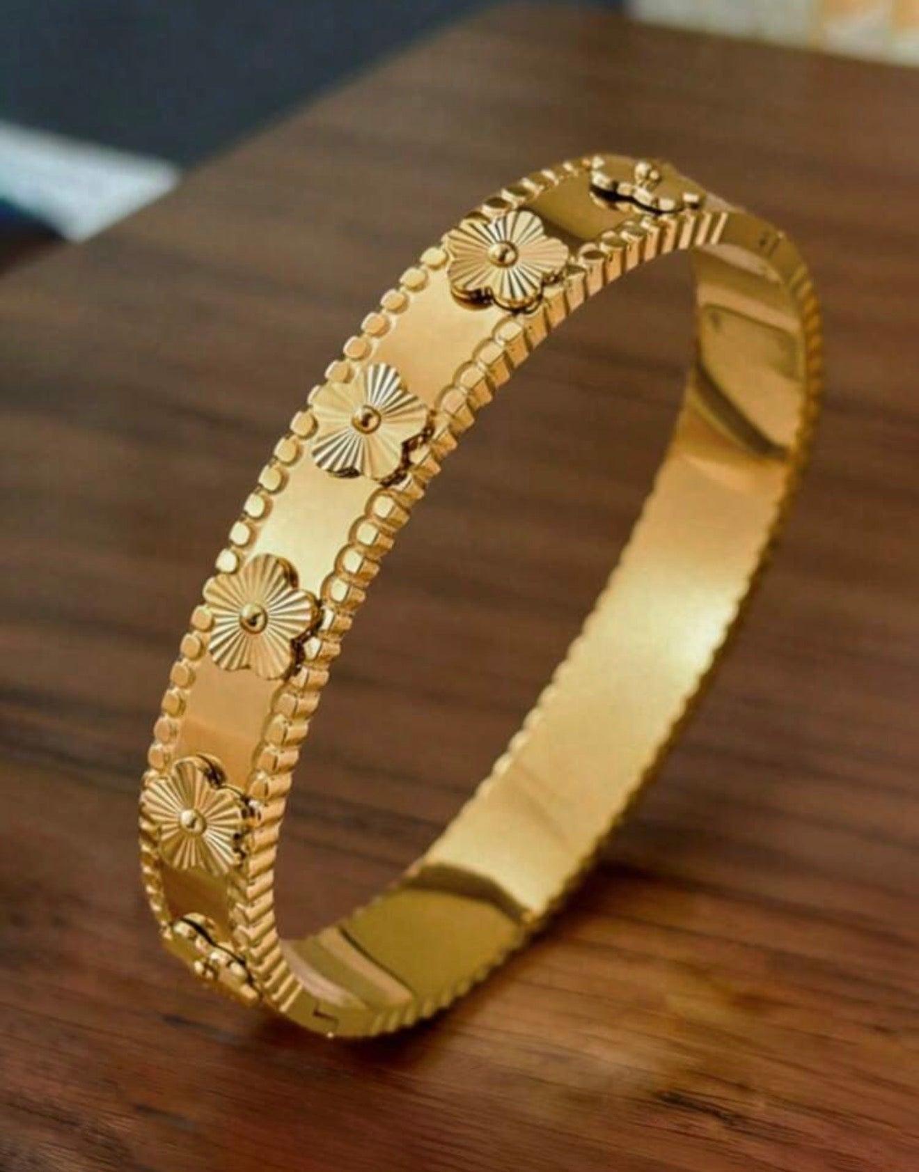 Clover bracket