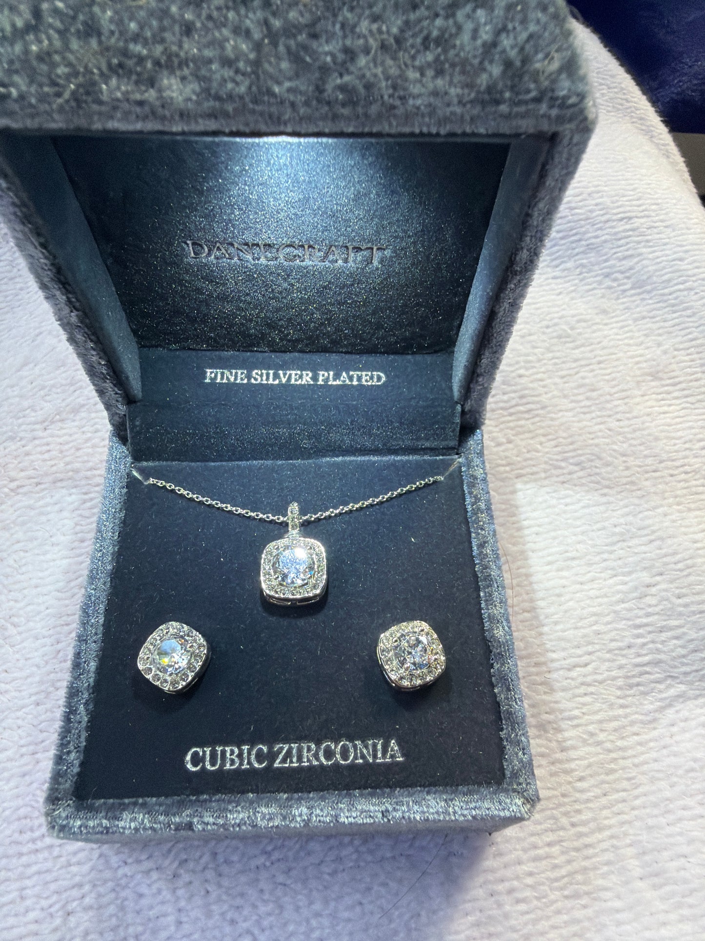 Dan craft necklace set